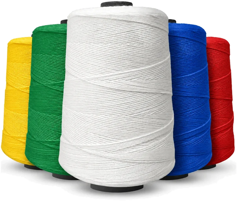 Cones de fio 100% poliéster nas cores branca, amarela, verde, azul e vermelha